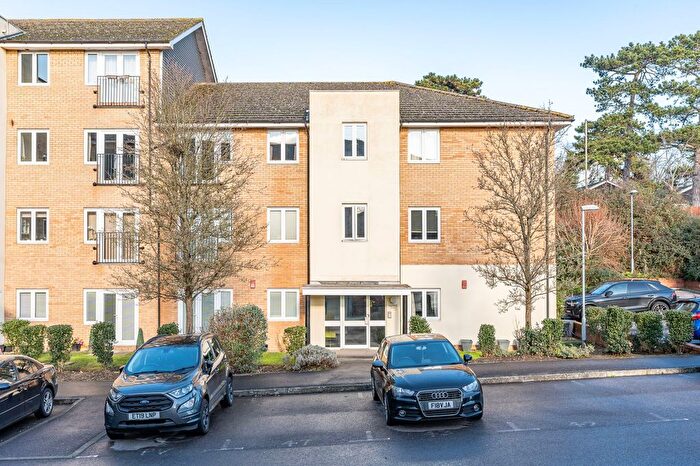 2 Bedroom Flat For Sale In Waterfall Close, Hoddesdon, EN11