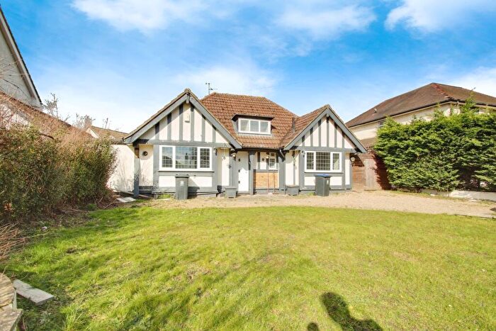 4 Bedroom Detached Bungalow To Rent In Richings Way, Iver, SL0