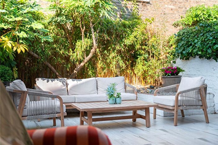 2 Bedroom Flat For Sale In Leathwaite Road, Between The Commons, SW11