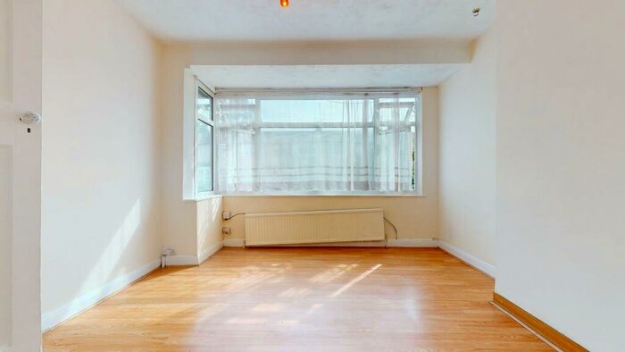 3 Bedroom Flat To Rent In Overton Road, SE2