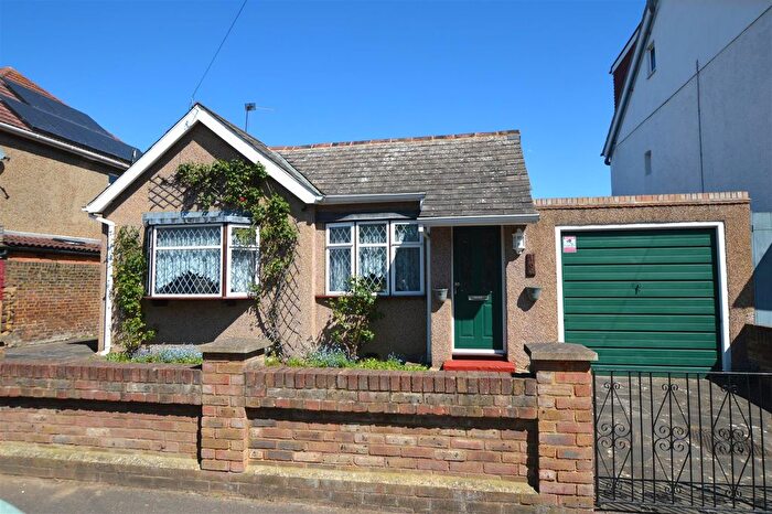 3 Bedroom Bungalow For Sale In Martindale Road, Hounslow, TW4