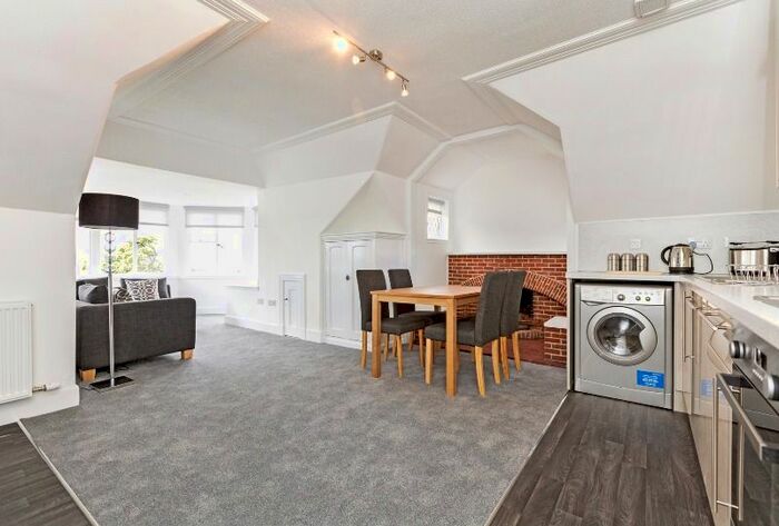 3 Bedroom Flat To Rent In Perth Road, West End, Dundee, DD2