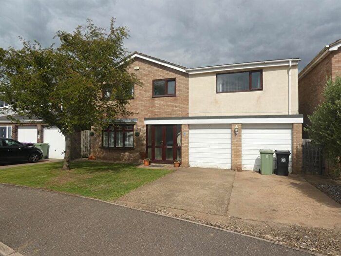 5 Bedroom Detached House For Sale In Dovecote Road, Market Deeping, Peterborough, PE6