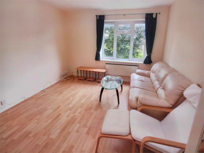 2 Bedroom Flat To Rent In High Street, Langley, Slough, SL3