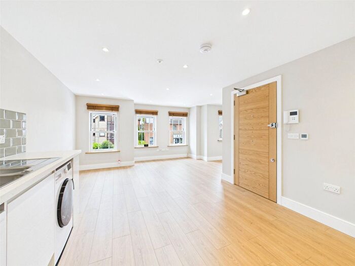 2 Bedroom Flat To Rent In Claremont Road, Teddington, TW11