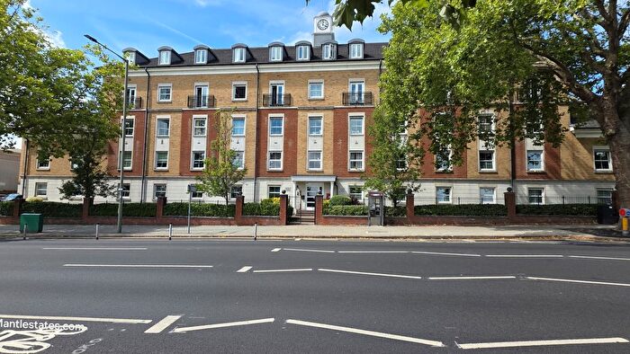 1 Bedroom Flat For Sale In Solomons Court, High Road, N12