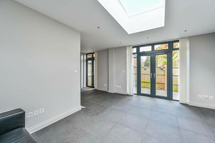 3 Bedroom Flat To Rent In Old Park Avenue, Nightingale Triangle, London, SW12