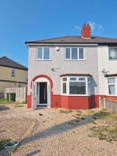 3 Bedroom Semi-Detached House To Rent In New Street, Birmingham, WV13