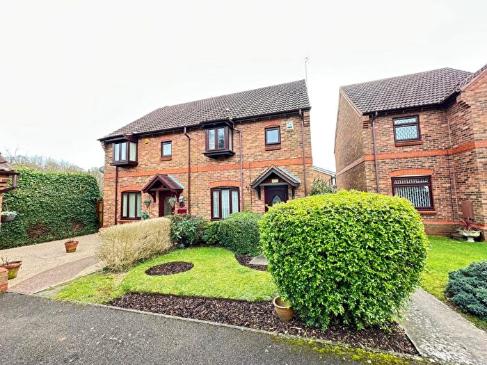 4 Bedroom Semi-Detached House To Rent In Prestwick Close, Luton, Bedfordshire, LU2