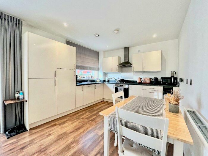2 Bedroom Flat To Rent In Tranquil Lane, Harrow, Middlesex, HA2