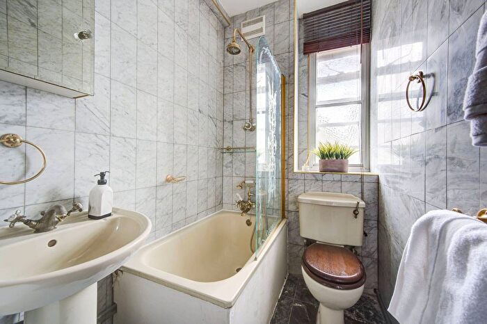 1 Bedroom Flat To Rent In Pembroke Road, Kensington, London, W8