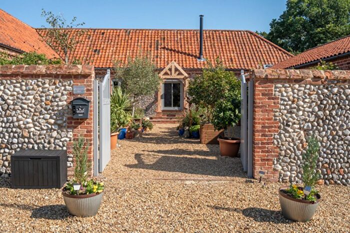 4 Bedroom Barn Conversion For Sale In New Road, Norwich, NR11