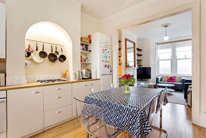 2 Bedroom Flat To Rent In Kempe Road London, NW6