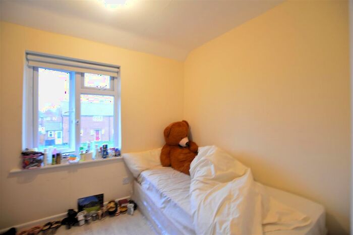 3 Bedroom End Of Terrace House For Sale In Almond Road, Burnham, Slough, SL1