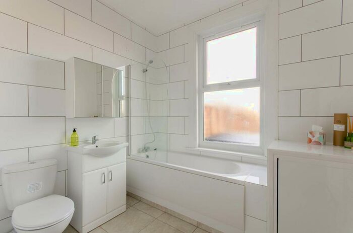 2 Bedroom Flat To Rent In Lyndhurst Road, Wood Green, London, N22