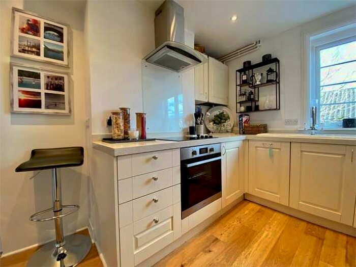 2 Bedroom Flat For Sale In Henley-on-thames, Oxfordshire, RG9
