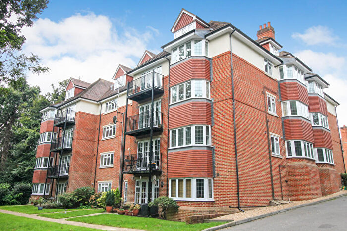2 Bedroom Apartment To Rent In Canterbury Court, Canterbury Gardens, Farnborough, Hampshire, GU14