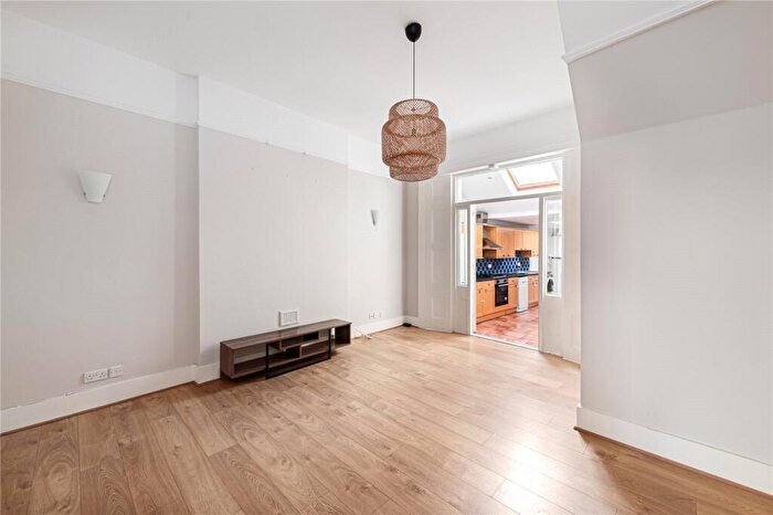 2 Bedroom Apartment To Rent In Malwood Road, Clapham South, SW12