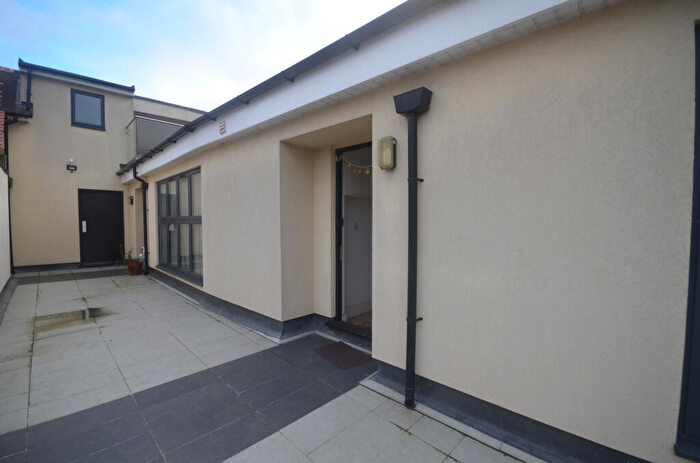 2 Bedroom Flat To Rent In Barkingside, IG6