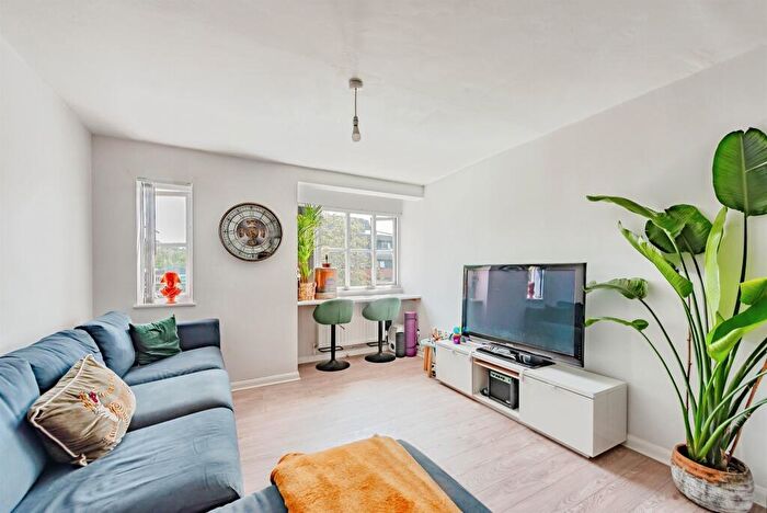 2 Bedroom Apartment For Sale In Garlands Road, Redhill, RH1