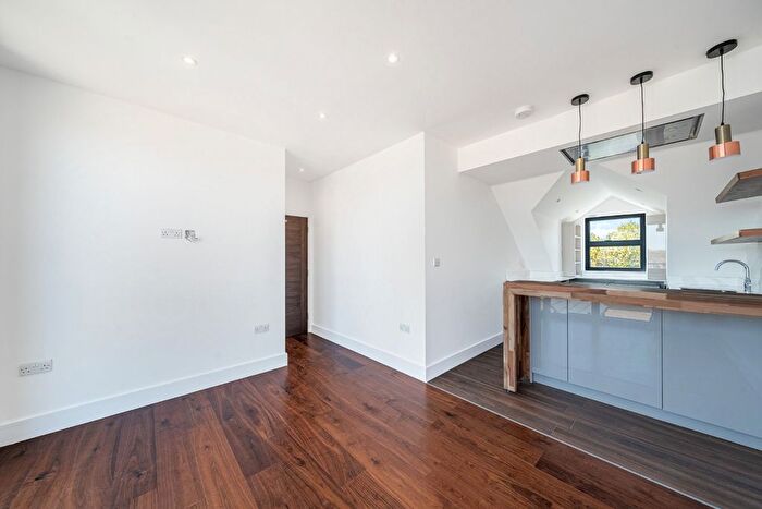 2 Bedroom Flat To Rent In Garratt Lane, London, SW17