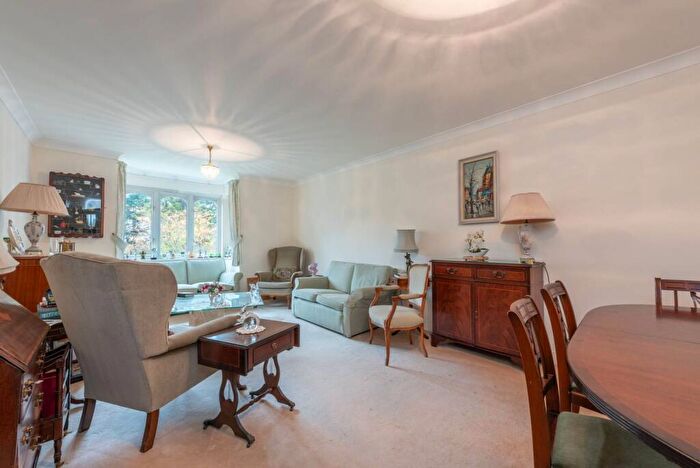2 Bedroom Flat For Sale In High Road, Whetstone, London, N20