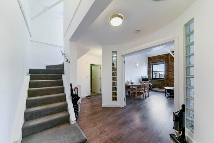 3 Bedroom Flat To Rent In Tyssen Street, London, E8