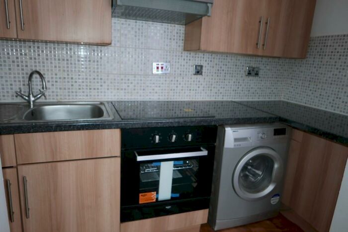 2 Bedroom Ground Flat To Rent In York Road, Ilford, London, IG1