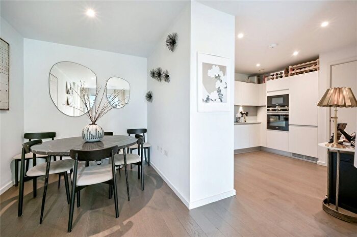 2 Bedroom Flat For Sale In York Way, London, N7