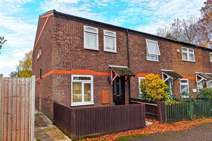 3 Bedroom End Of Terrace House To Rent In Woking, Surrey, GU21