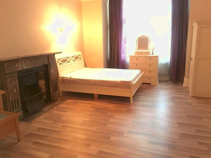 Studio To Rent In Very Near Carlton Gardens Area, Ealing Broadway West, W5