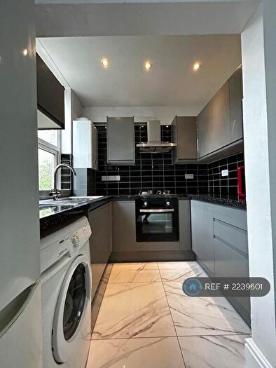 1 Bedroom Flat To Rent In Oakwood Avenue, Leeds, LS8