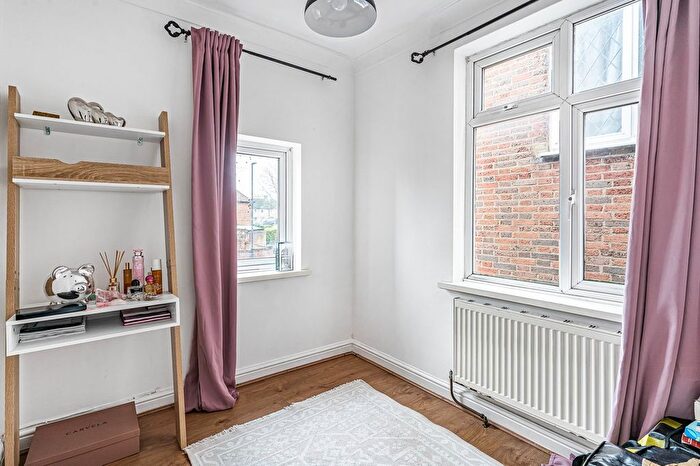 4 Bedroom Semi-Detached House For Sale In Greenford Avenue, Hanwell, W7 - Photo 11