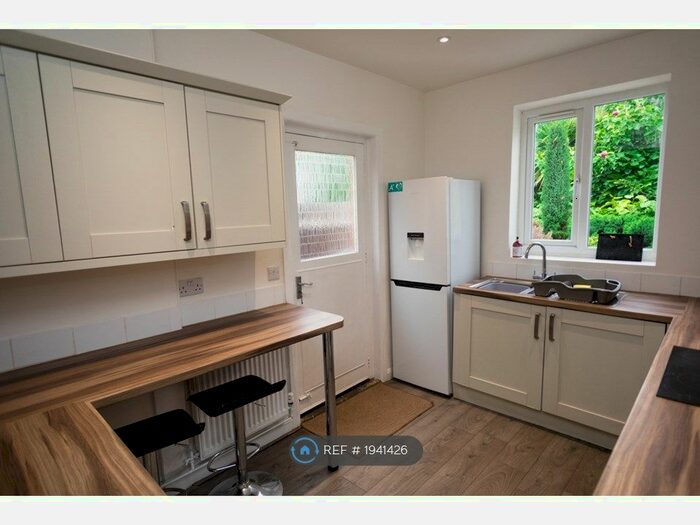 4 Bedroom Semi-Detached House To Rent In Deans Way, Gloucester, GL1
