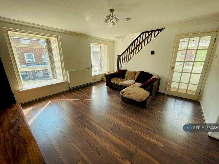 2 Bedroom Maisonette To Rent In Cotelands, Croydon, CR0