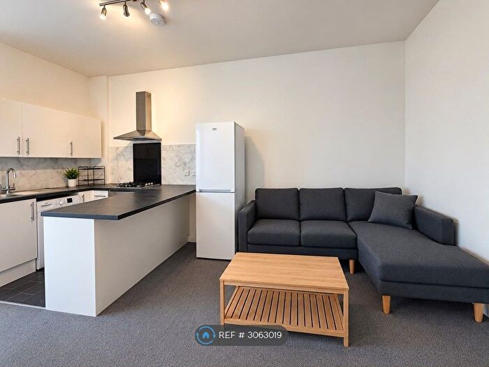 3 Bedroom Flat To Rent In Streatham High Road, London, SW16