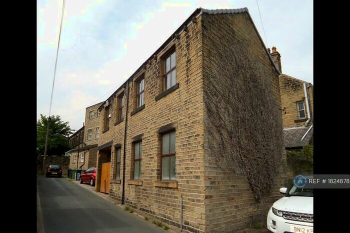4 Bedroom Detached House To Rent In Greenhead Road, Huddersfield, HD1