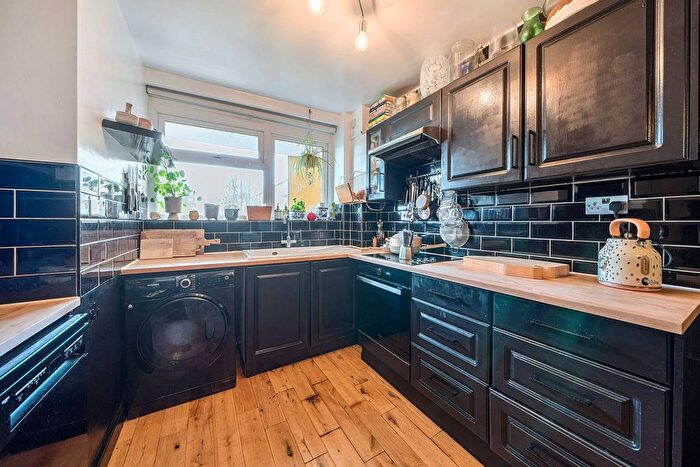 2 Bedroom Flat To Rent In Lime Grove, Shepherd's Bush, London, W12