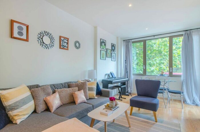 2 Bedroom Flat To Rent In Camberwell Passage, Camberwell, London, SE5