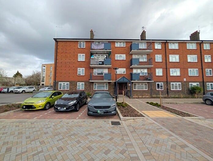 3 Bedroom Flat To Rent In Rose Gardens, Feltham, TW13