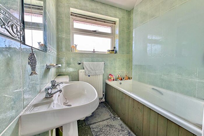 3 Bedroom End Of Terrace House For Sale In Mariners Drive, Swanage, BH19 - Photo 9