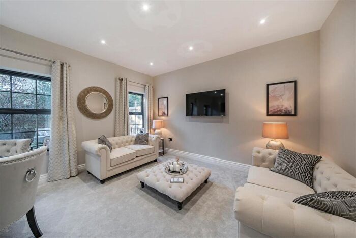 2 Bedroom Apartment For Sale In Shootersway, Berkhamsted, HP4