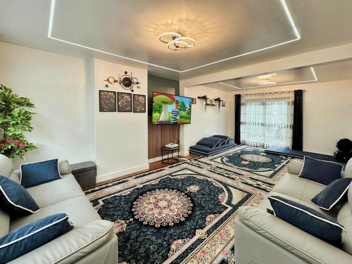 6 Bedroom Semi-Detached House For Sale In Heywood Road, Prestwich, M25