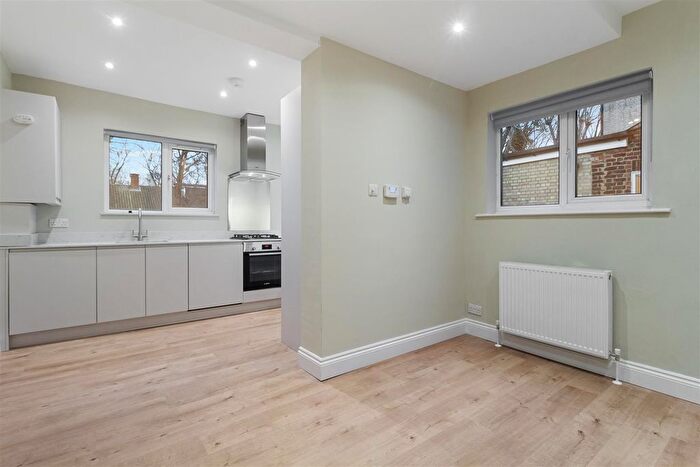 3 Bedroom Property To Rent In Clapham Manor Street, London, SW4