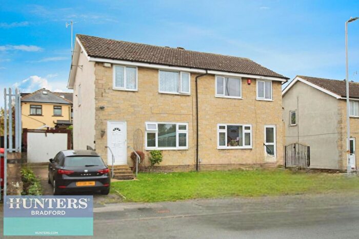 3 Bedroom Semi-Detached House For Sale In Farnham Road Bradford, West Yorkshire, BD7