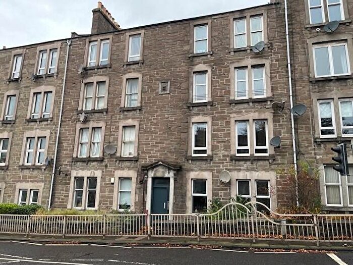 2 Bedroom Flat To Rent In First Floor, Forfar Road, Dundee, DD4