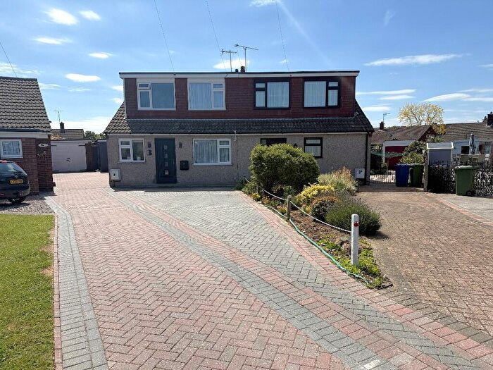 3 Bedroom Chalet For Sale In Coombe Rise, Stanford-Le-Hope, Essex, SS17