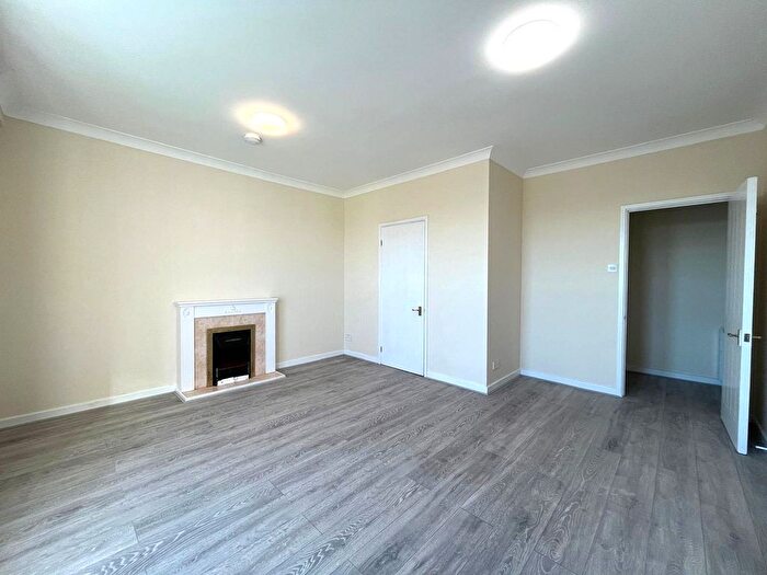 2 Bedroom Flat To Rent In High Steeet, Hounslow, TW3