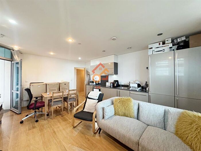 2 Bedroom Flat To Rent In Lona Tower, Ross Way, London, E14