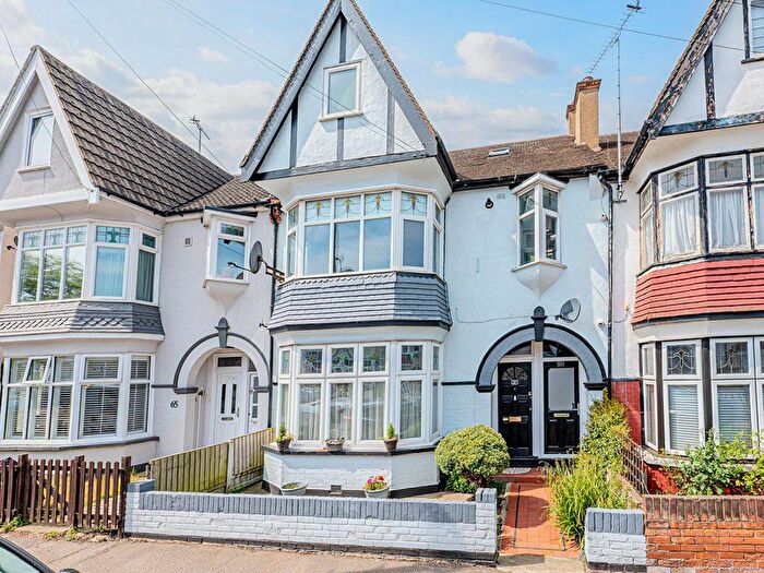 3 Bedroom Maisonette For Sale In Oakleigh Park Drive, Leigh-On-Sea, SS9